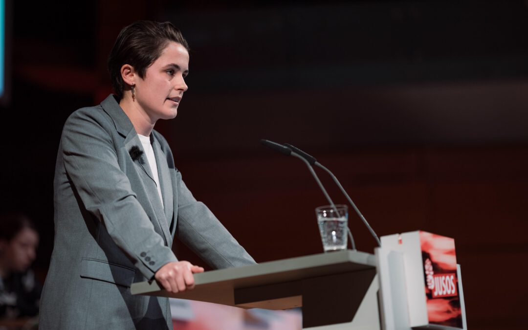 Pres­se­mit­tei­lung: Femi­zi­de benen­nen, geschlechts­spe­zi­fi­sche Gewalt stoppen!